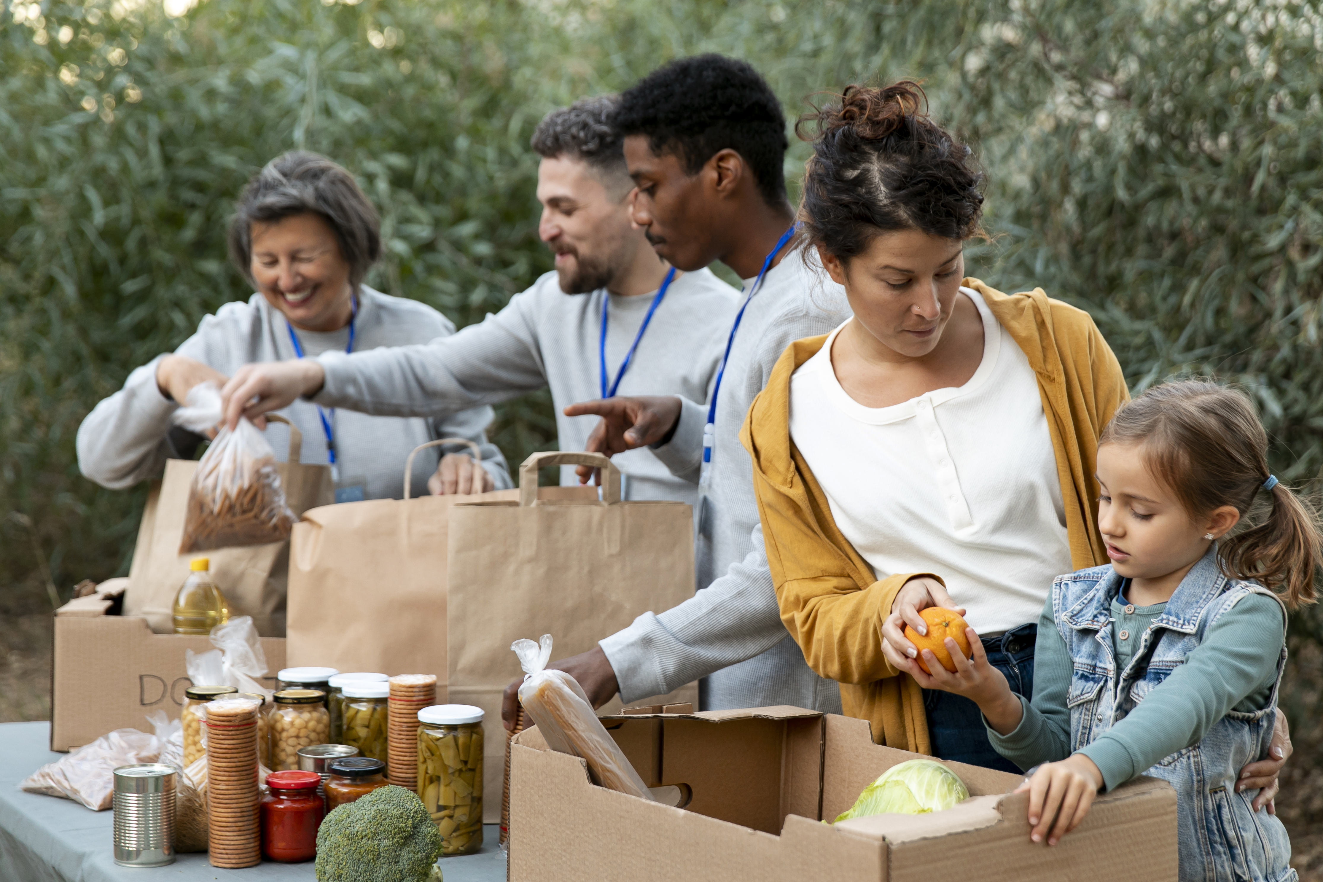 FMM volunteers collecting food donations